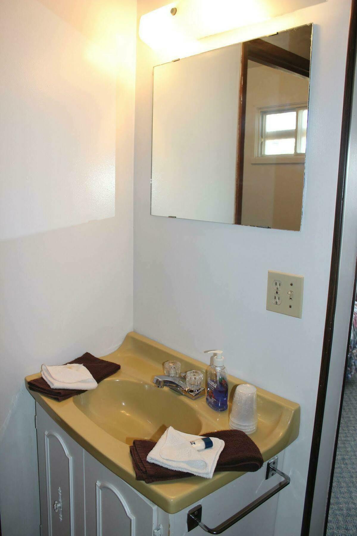 Raval Paradise Motel And Rv Park Youngstown 外观 照片